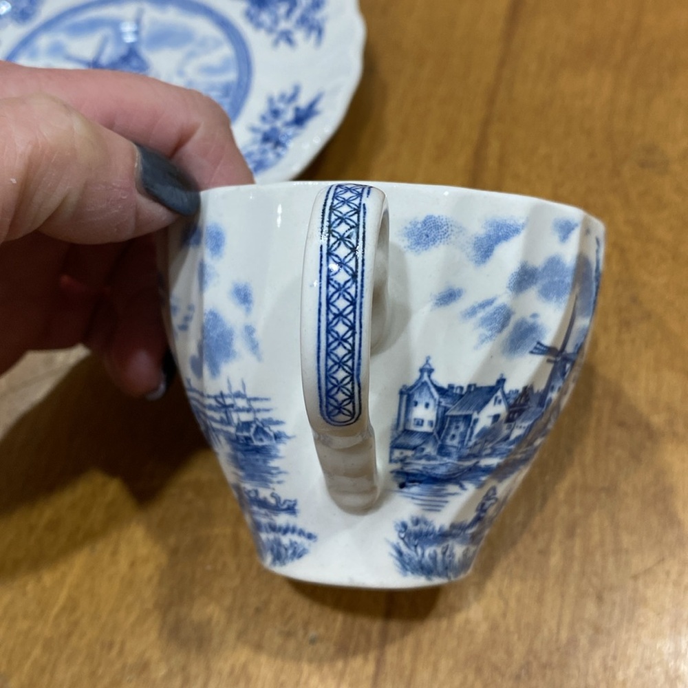 Vintage, teacup/saucer set, “Tulip Time”, by Johnson Bros. - Picture 7 of 12